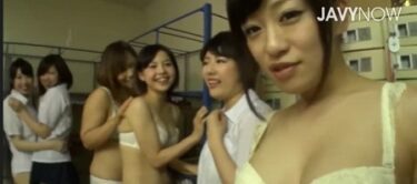 【不謹慎シャワールーム】制服姿の女子高校生がはみ乳姿で混浴風呂でさながらもぼくの股間をあわあわせんずり手こき